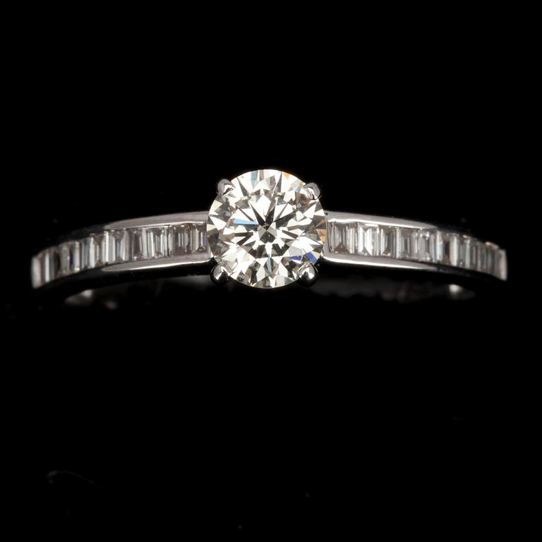 RING, 18K vitguld och diamanter. Europa 2000-tal. Vikt ca 2,5 g.