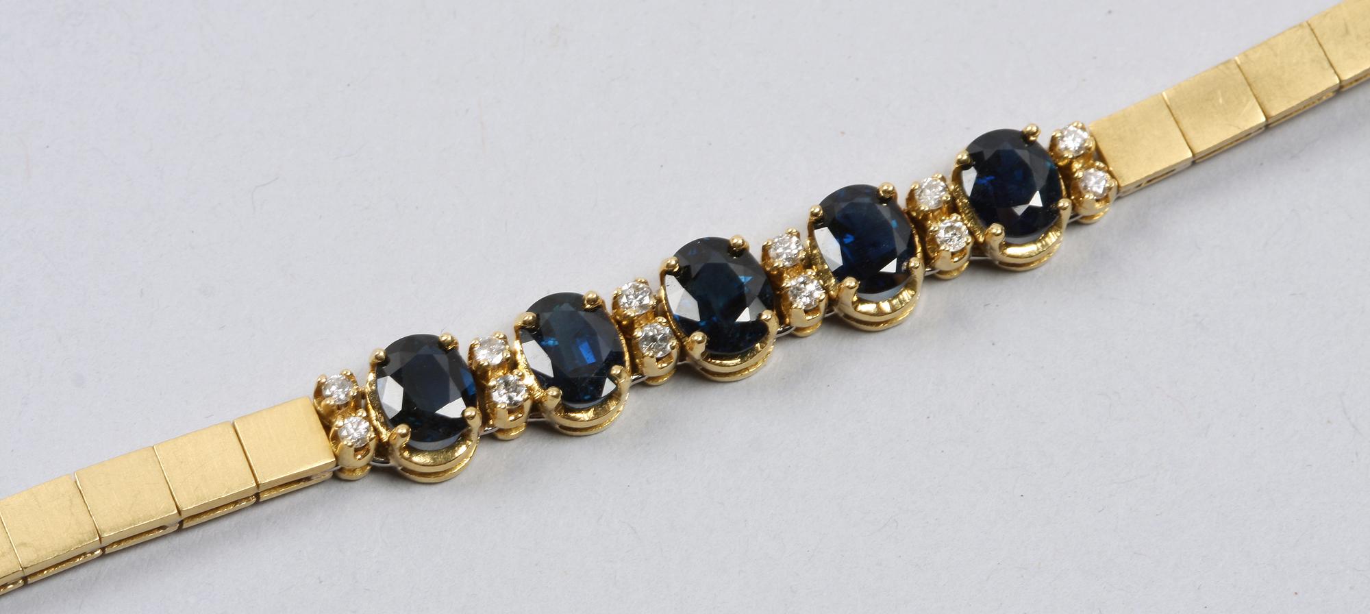 ARMBAND, 18k guld och 5 safirer.