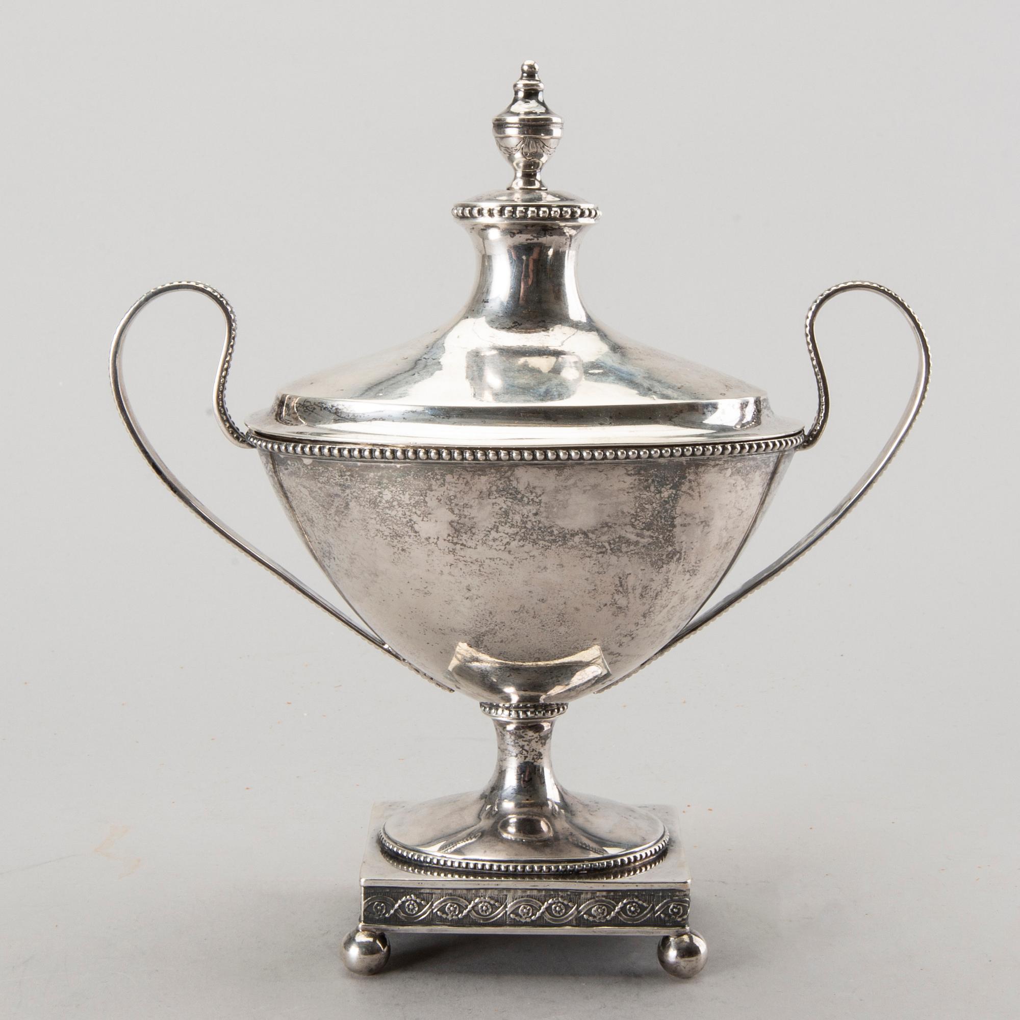 SOCKERSKÅL på FOT, silver, 1796, troligen Anders Risén, Göteborg. Vikt 600 gram.