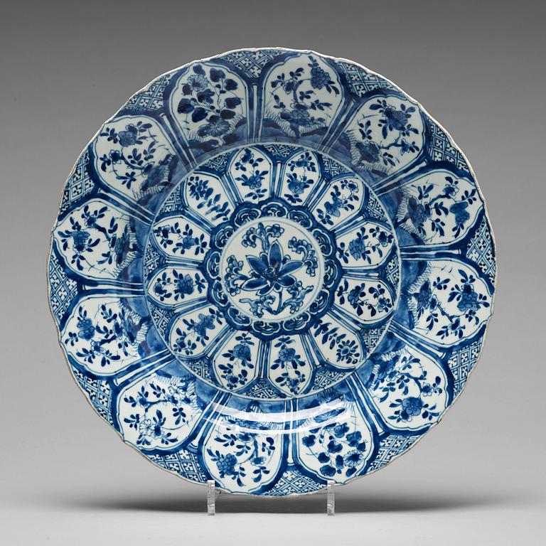 A blue and white serving dish, Qing dynasty, Kangxi (1662-1722).