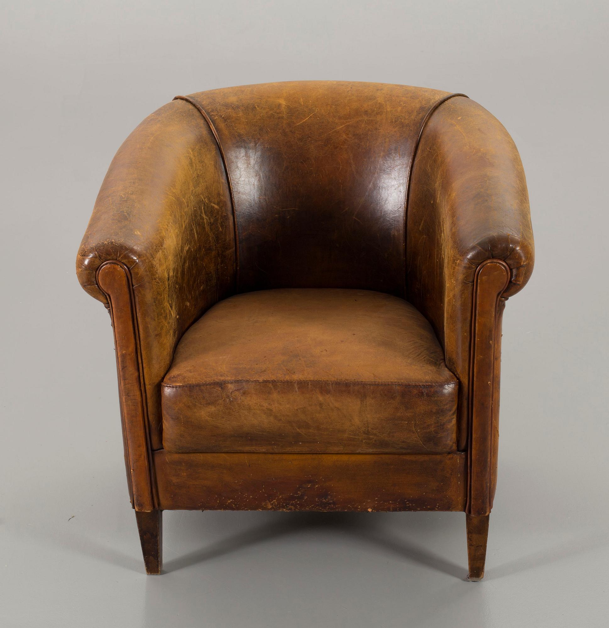 A LEATHER ARMCHAIR, end of 20th century.
