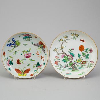 A CHINESE PORCELAIN BOWL AND FOUR PLATES, 18th/19th century.