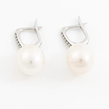 Örhängen 18K vitguld med odlade sötvattenspärlor och briljantslipade diamanter.