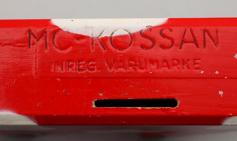 SPARBÖSSOR, 2 st, målat trä, "MC-Kossan", 1900-talets mitt.