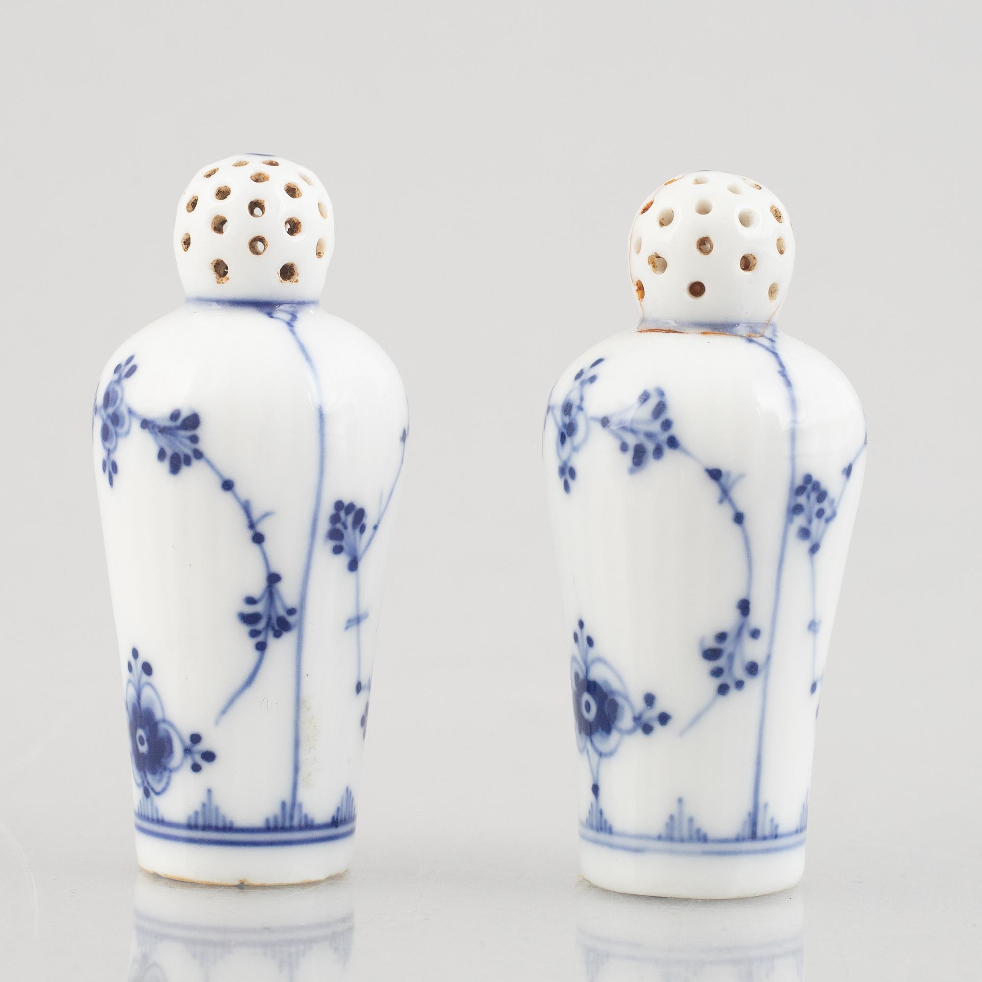 A pair of 'Blue Fluted' / 'Musselmalet rifflet' Salt- and pepper shakers, Royal Copenhagen, model 439, 19th century.