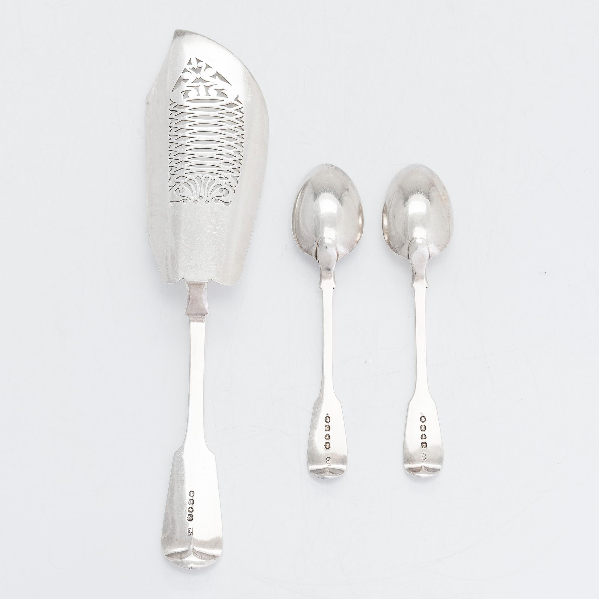 William Chawner II och G.W. Adams, fiskspade och ett par skedar, sterling silver, London 1827 och 1845.