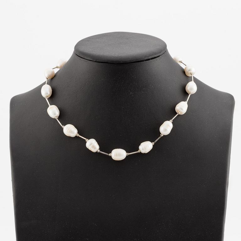 Necklace, silver and cultured freshwater pearls.