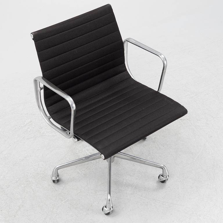 Charles & Ray Eames, swivel chair, 'EA 335', Herman Miller 1997.