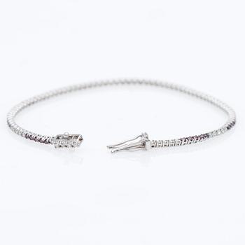 ARMBAND, briljantslipade färglösa och behandlade lila diamanter, 18K vitguld.