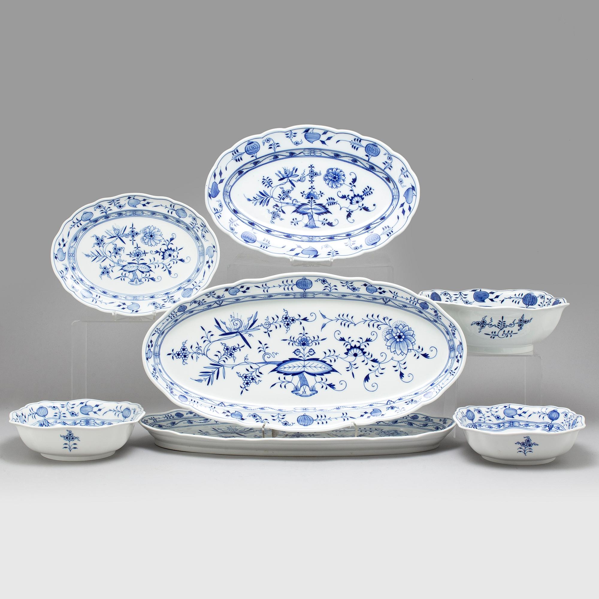 A part 'Blue Onion' pattern porcelain dinner service, Meissen, 20th century (119 pieces).