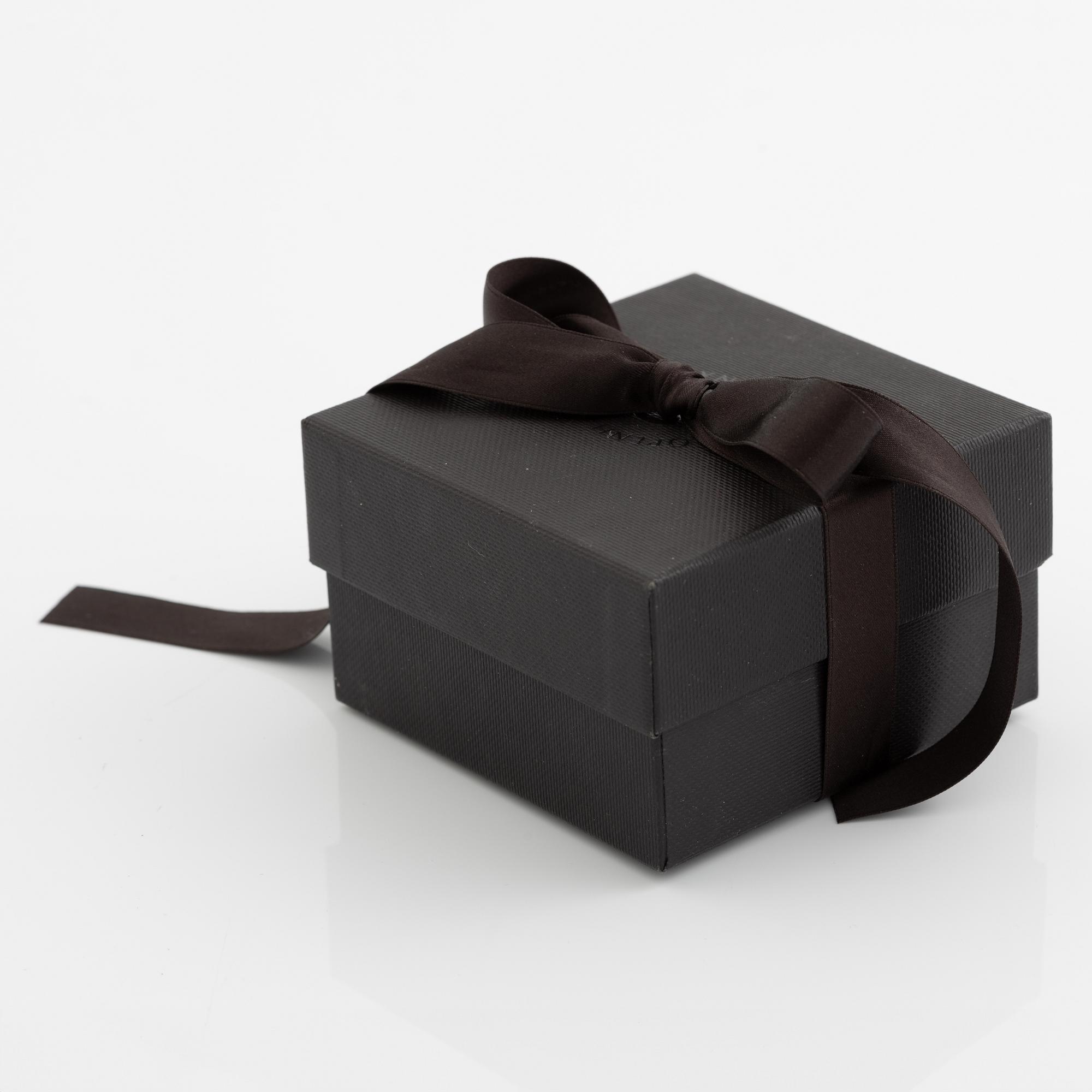 Ole Lynggaard, a pair of earrings in 18K gold set with round brilliant-cut diamonds.