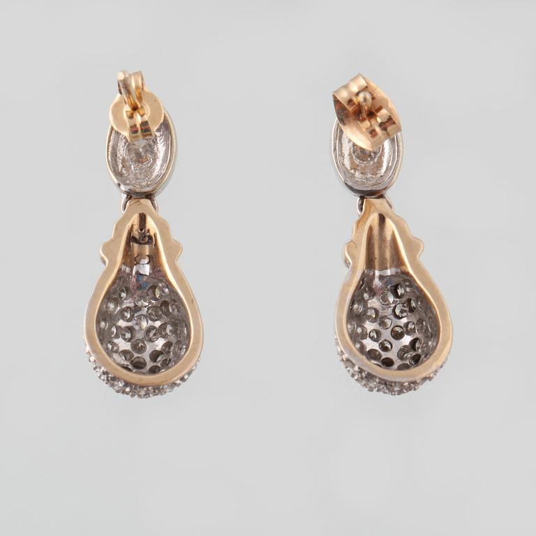 ÖRHÄNGEN, 14K guld och vitguld, med briljantslipade diamanter. Vikt 3,5 gram.