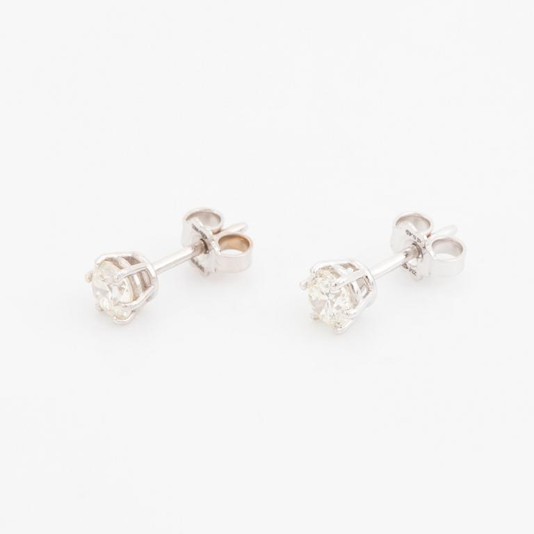 Brilliant cut diamond stud earrings, with GIA dossier.