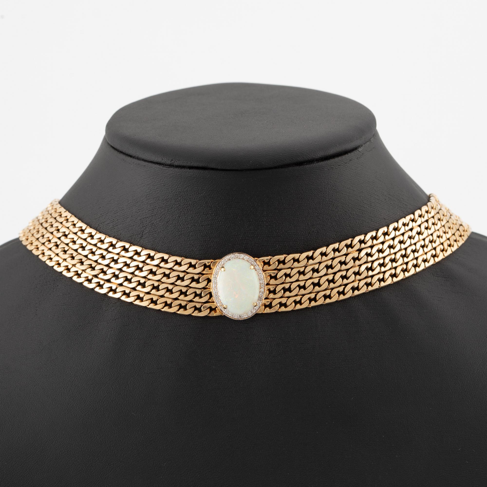 Necklace 14K gold with an opal and round brilliant-cut diamonds.