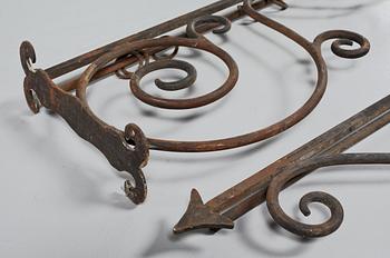 GARDINSTÄNGER, ett par, gjutjärn, omkring år 1900.