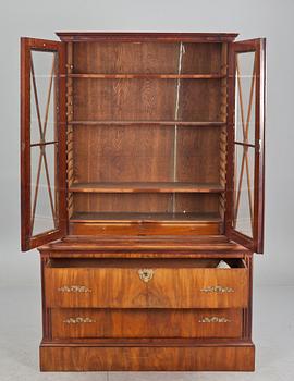 BOKSKÅP, biedermeier, 1800-talets början.