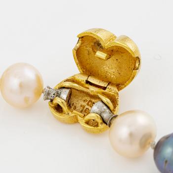 Ole Lynggaard clasp in 18K gold with a round brilliant-cut diamond and a necklace of cultured freshwater pearls.