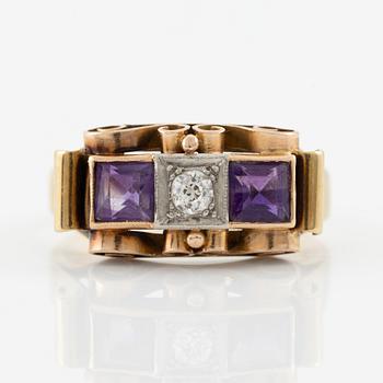 Ring, 14K guld med två ametister och en gammalslipad diamant.