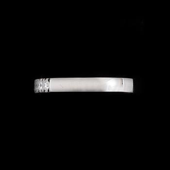 RING, 18k vitguld med 7 briljantslipade diamanter tot ca0,28ct. Vikt 2,6g.