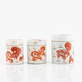 A group of three Chinese porcelain jars with cover, late Qingdynasty, 19th century.