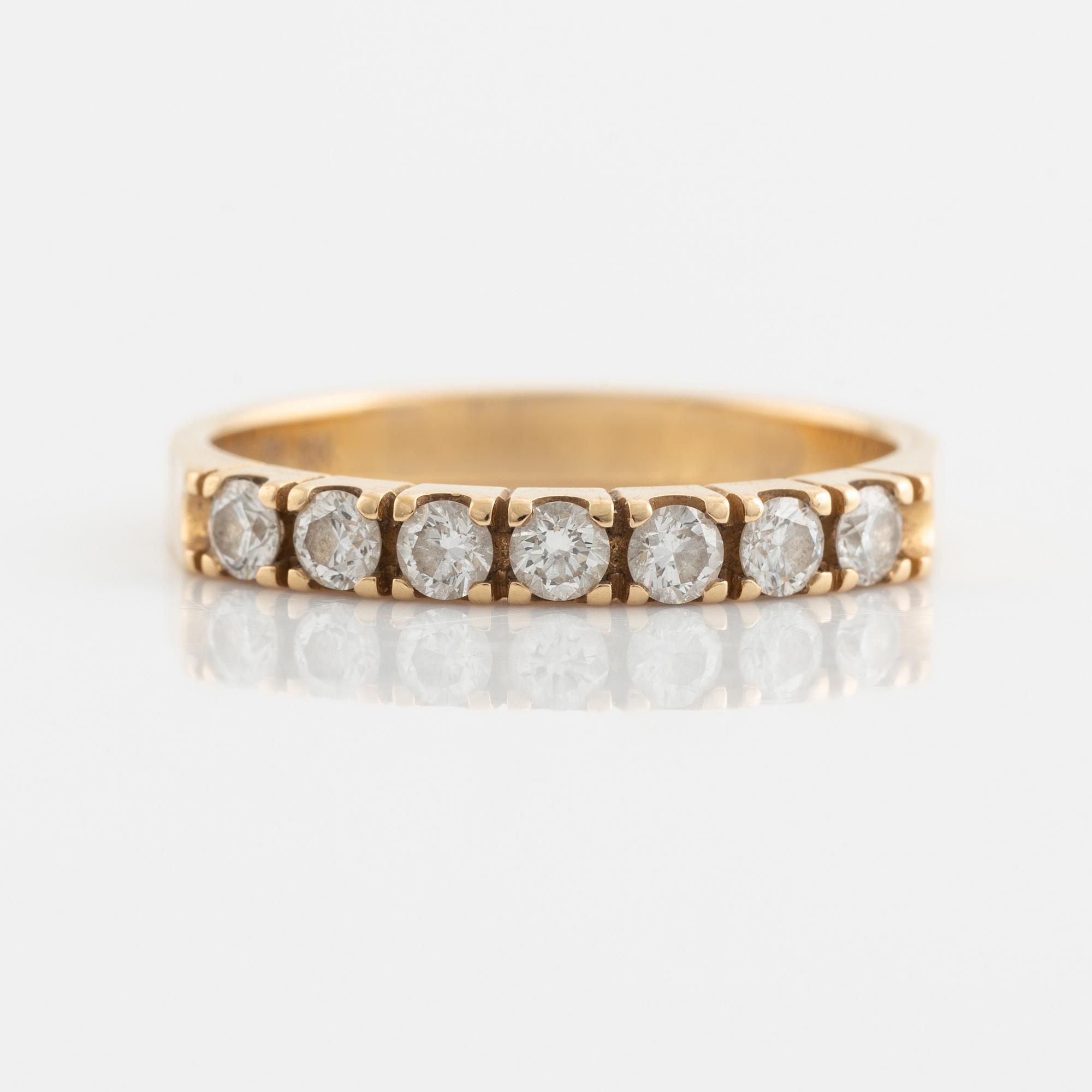 An 18K gold ring set with round briliiant-cut diamonds.