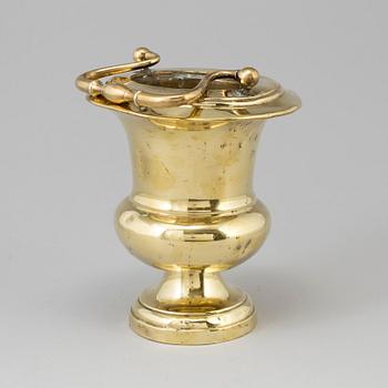 AN EARLY 19TH CENTURY BRASS CONTAINER.