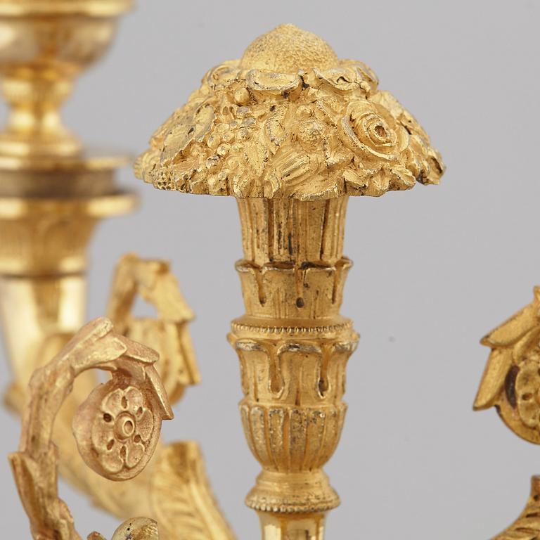 KANDELABRAR, ett par, förgylld brons och marmor, 1800-talets första hälft.
