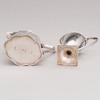 GRÄDD- och MJÖLKKANNA, sterling silver, Thomas Hyde 1783 resp. Walter & John Barnard 1877, London.