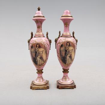 PRAKTURNOR, 1 par, porslin, Frankrike, 1900-tal.