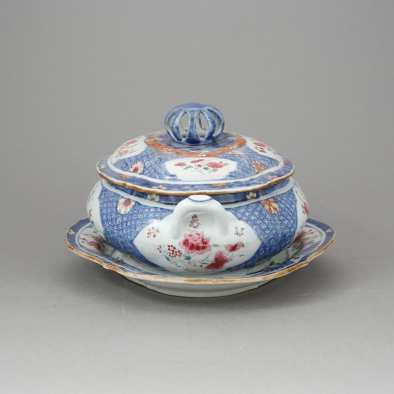 A blue and white and famille rose tureen with cover and stand, Qing dynasty, Qianlong (1736-95).