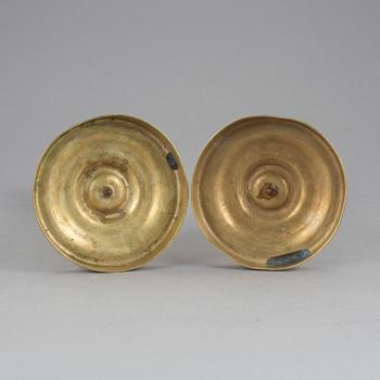 LJUSSTAKAR, ett par, mässsing. Empire, 1800-talets första hälft.
