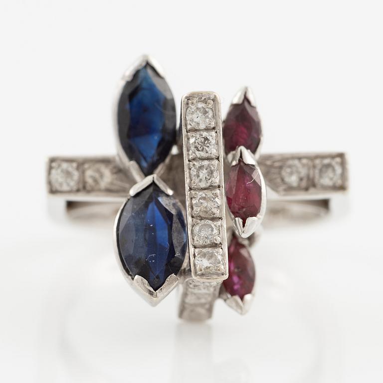 Ring 14K vitguld med navetteslipade safirer, rubiner och briljantslipade diamanter.