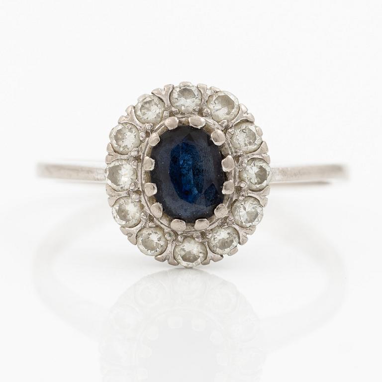 Ring, 18K white gold, camée model with sapphire and brilliant-cut diamonds.
