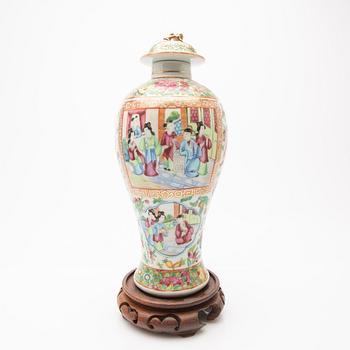 A porcelain set, 8 pieces, Canton, 19th century, China.