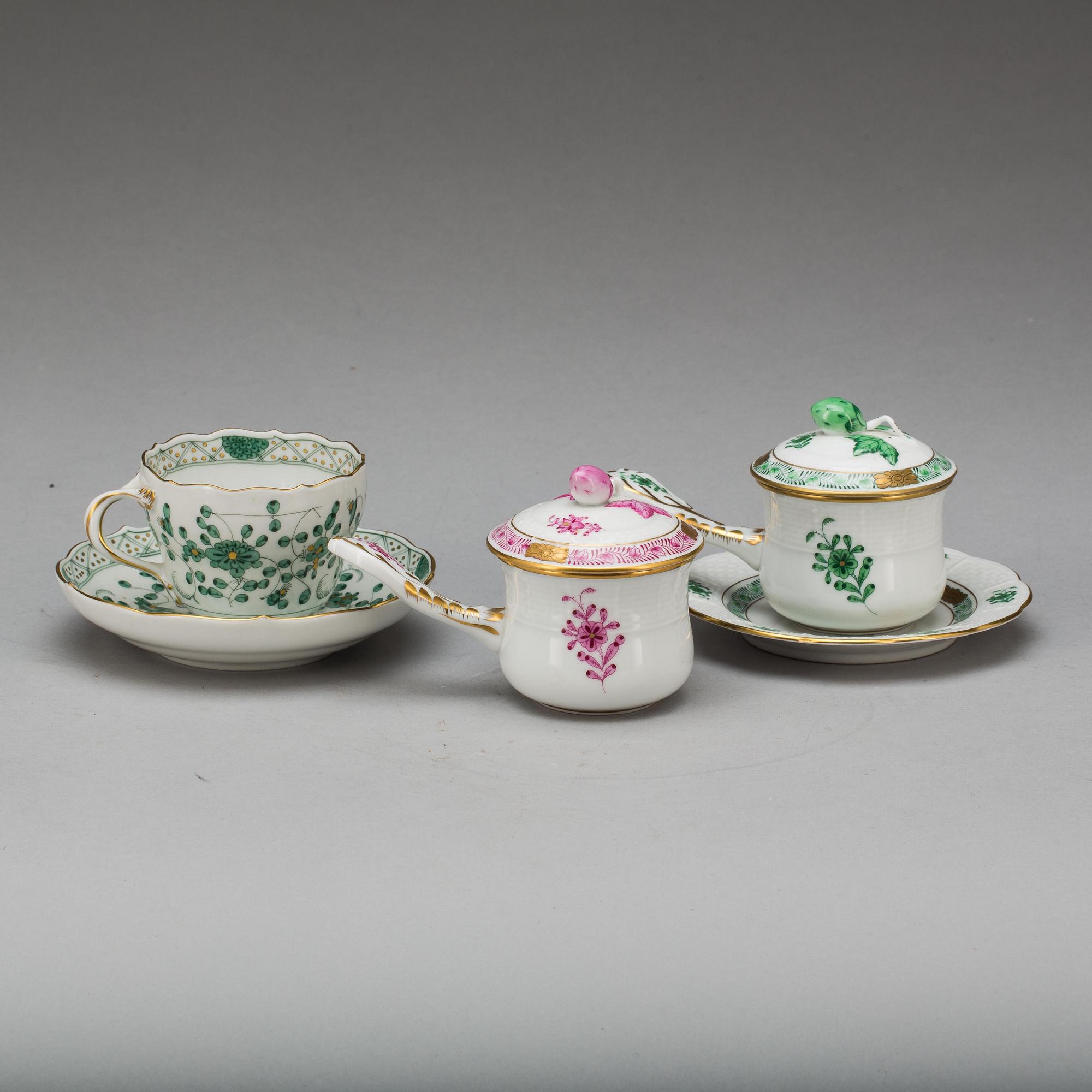 KOPP PÅ FAT och CREMEKOPPAR, 2 st. Porslin, Meissen resp. Herend.