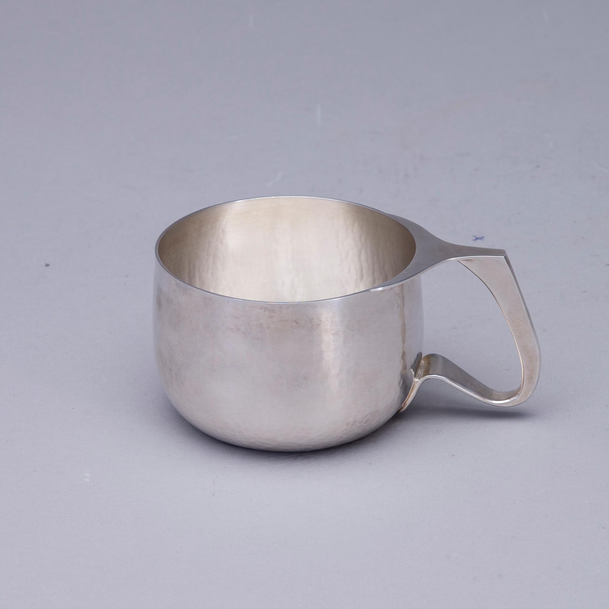 MUGG / KÅSA, silver, Tapio Wirkkala, signerad TW, Hopeakeskus Oy, Tavastehus, 1977. Vikt 267 g.