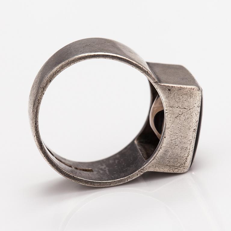 Bertel Gardberg, Ring, silver, rökkvarts. Westerback, Helsingfors 1959.