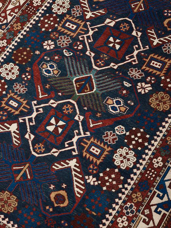 A RUG. A semi-antique Kuba/Shirvan. 165,5 x 129,5 cm (as well as one end with one cm flat weave).