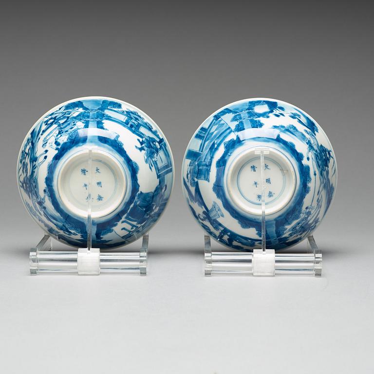 A pair of blue and white bowls, Qing dynasty, Kangxi (1662-1722).
