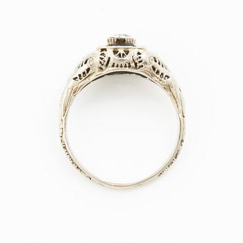 Ring, 18K vitguld med gammalslipad diamant och blå stenar.