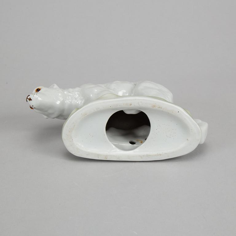 A polarbear porcelain lantern.