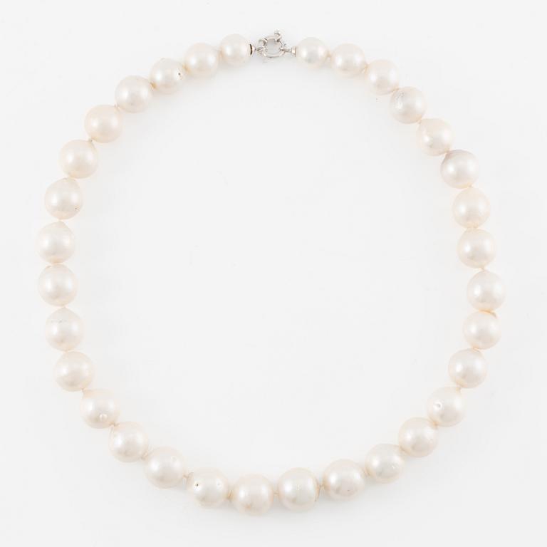 Necklace with cultured freshwater pearls, clasp 18K white gold.
