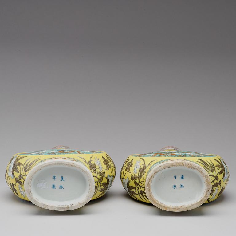 PILGRIMSFLASKOR, ett par, porslin. Qingdynastin, omkring 1900.