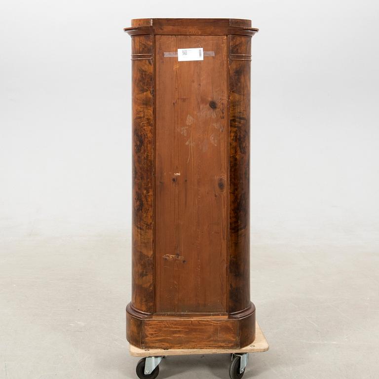 Kolonnskåp troligen Danmark 1800-talets mitt.
