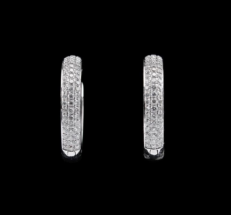 A PAIR OF EARRINGS, brilliant cut diamonds c. 0.62 ct. 18K white gold. Weight 4,8 g.