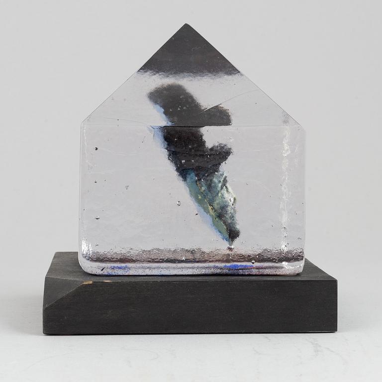 Bertil Vallien, a glass sculpture, numbered 8BV ATT 019005/1000, and signed  B. Vallien.