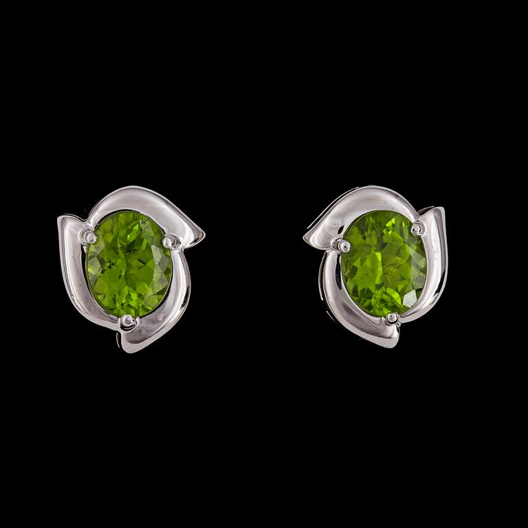 ÖRHÄNGEN, ett par, 18k vitguld, fasettslipade peridoter, tot. ca 5.75 ct. 2000-tal.