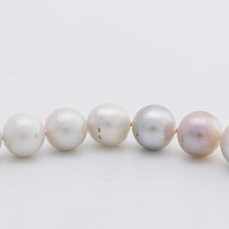 LYNNGGARD SOUTH SEA cultured pearl necklace, clasp 18K gold w 2 brilliant-cut diamonds approx 0,20 ct in total.