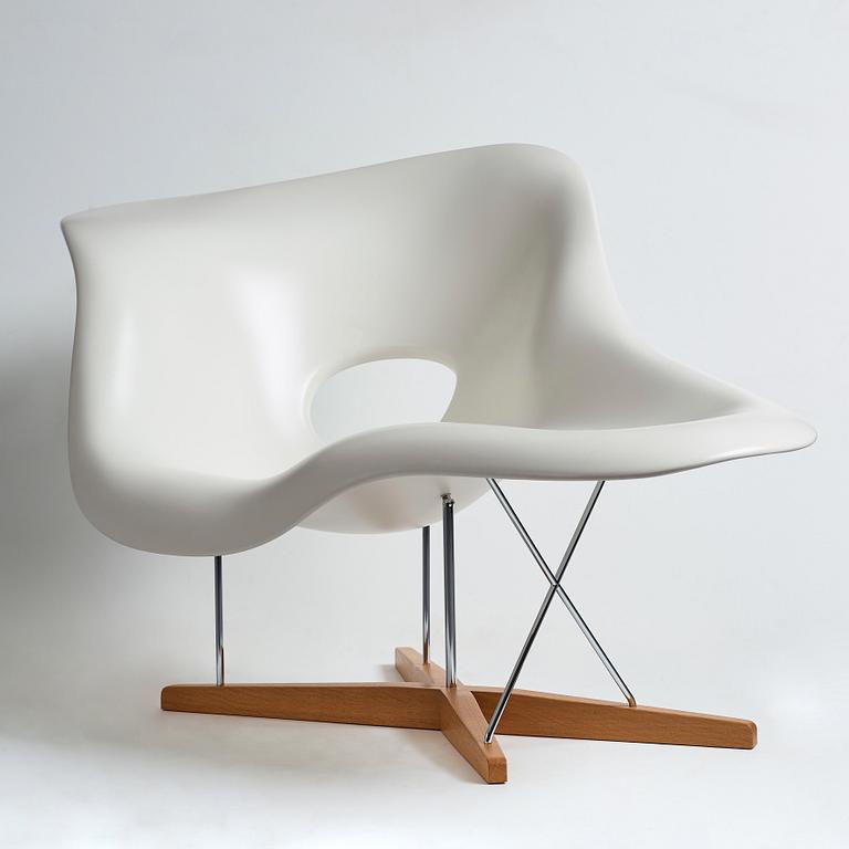 Charles & Ray Eames, "La Chaise",  Vitra 2012.