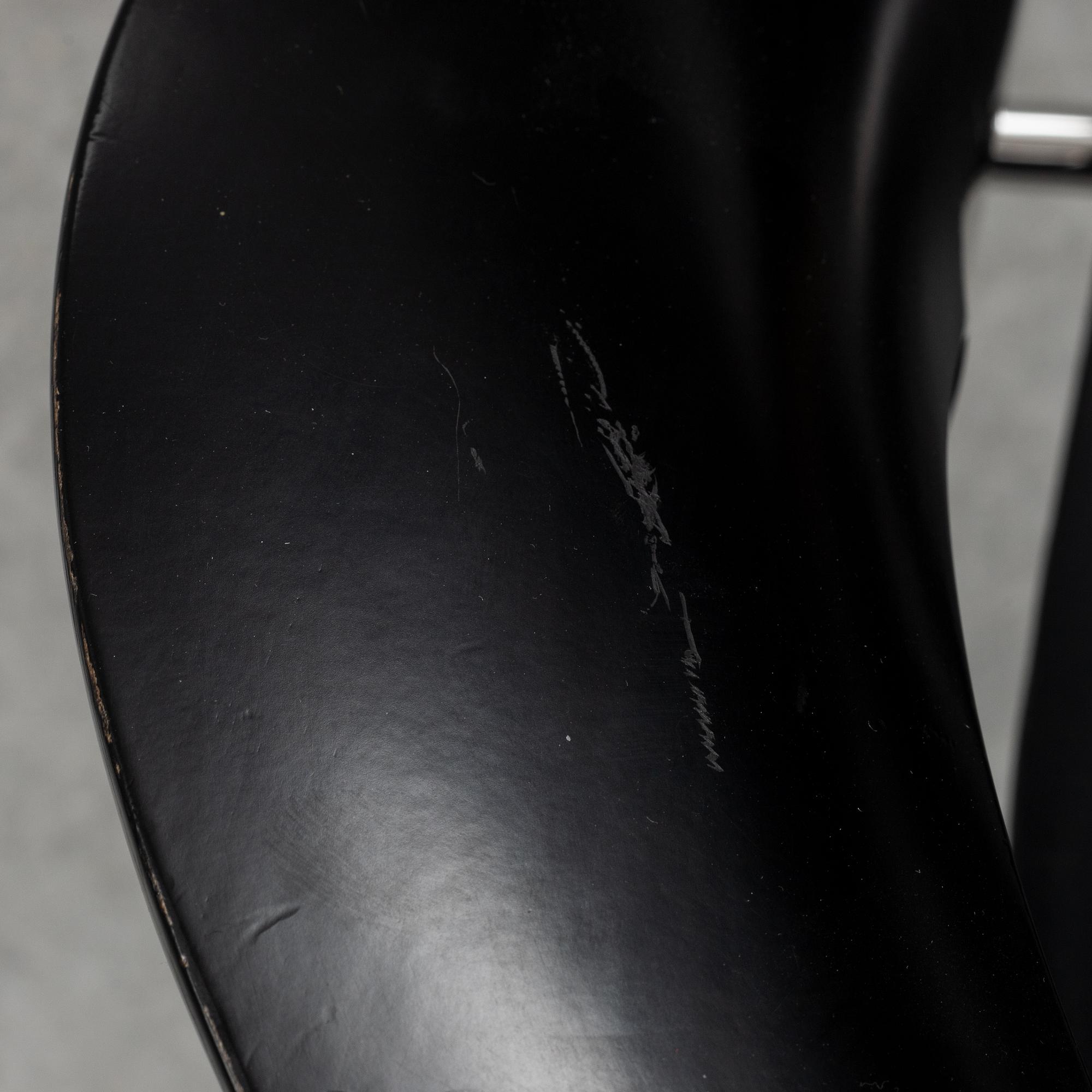 Arne Jacobsen, a pair 'Seagull' chairs, Fritz Hansen, Denmark, 2008.